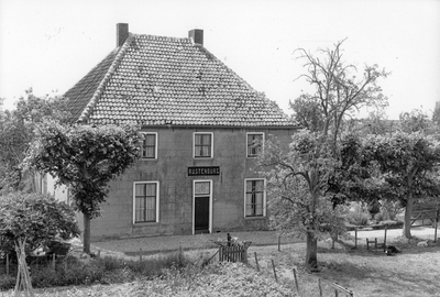 502687 Gezicht op boerderij Rustenburg (Lekdijk 15) te Everdingen (gemeente Vianen, provincie Zuid-Holland).N.B. De ...